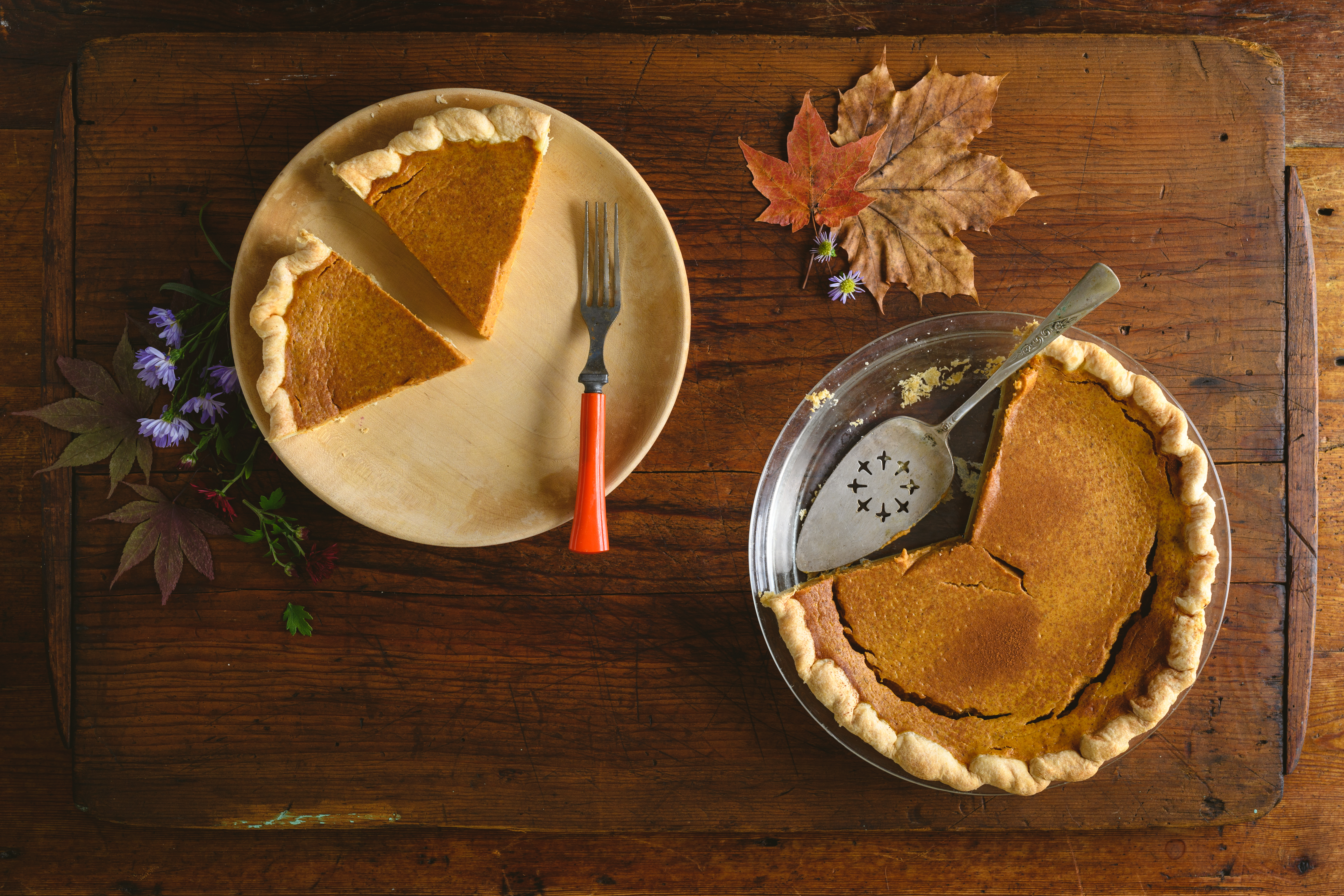 pumpkin pie and slices